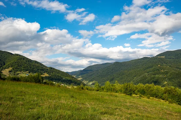dağ çayır gökyüzünde bulutlar altında
