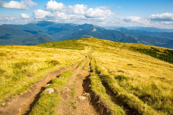 Camino en las montañas — Foto de Stock