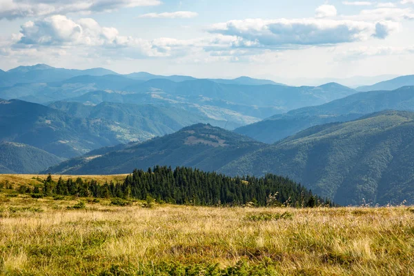 Bela vista sobre o vale nas montanhas — Fotografia de Stock