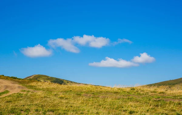 dağlar üzerinde gökyüzünde bulutlar