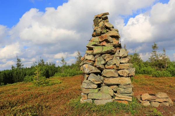 山の頂上の石のピラミッド — ストック写真
