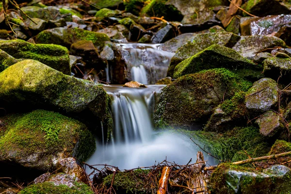 Piccola cascata in montagna — Foto Stock