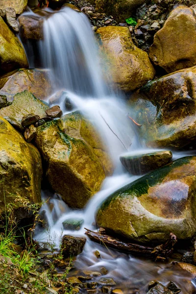 Bonita cascada en las montañas —  Fotos de Stock