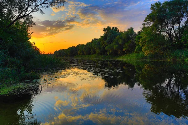 Sonnenuntergang über dem Fluss — Stockfoto