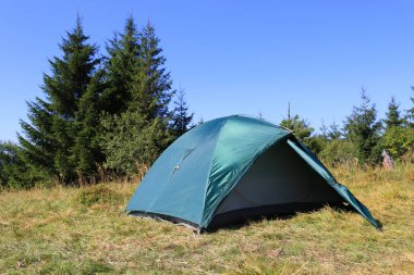 çayır üzerinde turist çadır