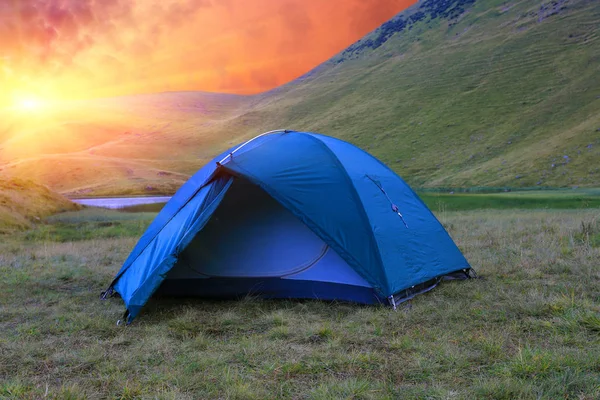 Toutist namiot w górach — Zdjęcie stockowe