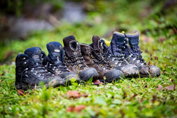 Turistas botas na grama — Fotografia de Stock