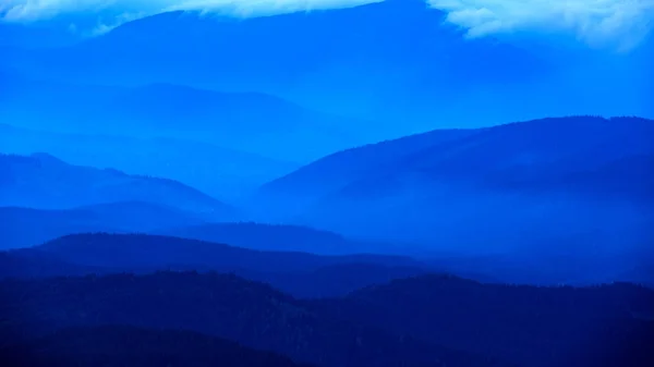 Puslu dağlar vadisinde — Stok fotoğraf