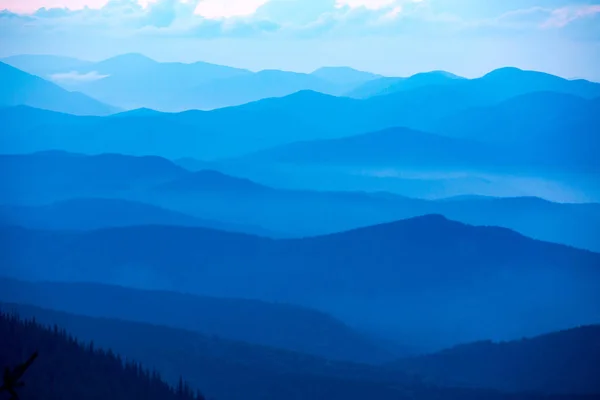Valle brumoso azul en las montañas — Foto de Stock
