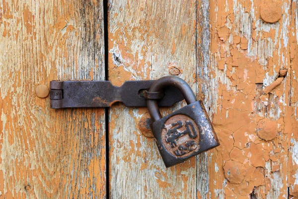 Old lock on door — Stock Photo, Image