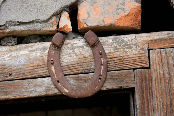 ドアの上の古い蹄鉄 — ストック写真