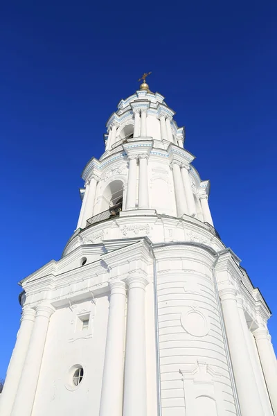 Torre de sino Exaltação do Mosteiro Cruz no céu azul backgro — Fotografia de Stock