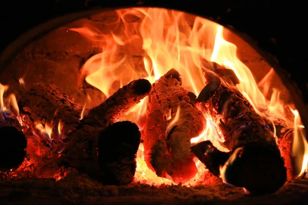 Branden van de bossen in de oven — Stockfoto