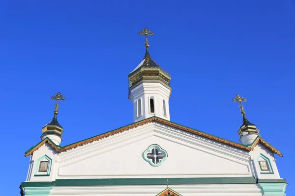 Semenovsky kyrkans kupol på blå himmel bakgrund — Stockfoto