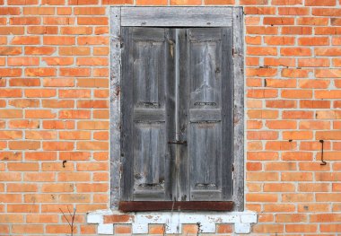 eski pencere ve kırmızı tuğla