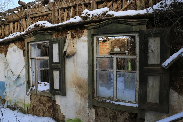Ventanas Viejas Casa Rural Abandonada — Foto de Stock