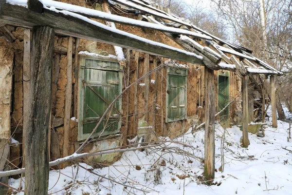 Övergiven Gammal Lera Lantligt Hus Vintertid — Stockfoto