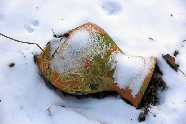 残破的黏土水罐在雪 乌克兰 — 图库照片