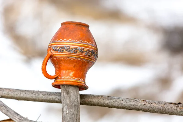 木栅栏上的粘土壶 乌克兰 — 图库照片