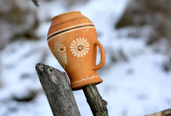 Tradiční Ukrajinský Hliněný Džbán Dřevěném Plotě — Stock fotografie