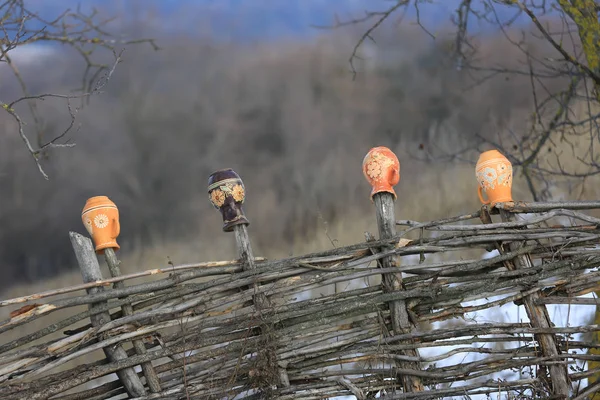 Традиционные Украинские Кувшины Ручной Работы Деревянном Заборе Селе Опишня Украина — стоковое фото