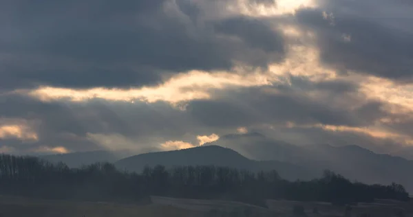 Темні хмари над горами — стокове фото