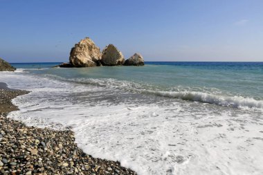 deniz içinde beyaz köpük