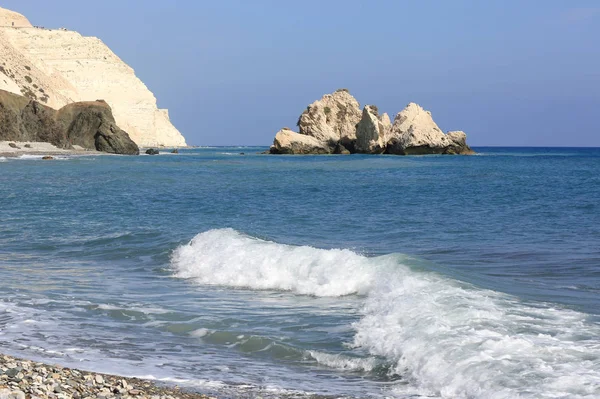 Pedras na água do mar — Fotografia de Stock