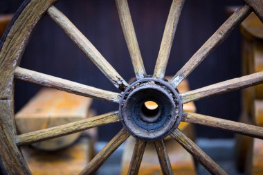 eski ahşap tekerlek