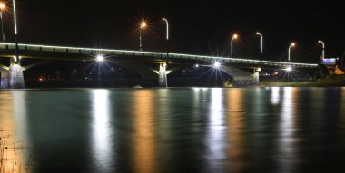 gece Nehri üzerinde köprü