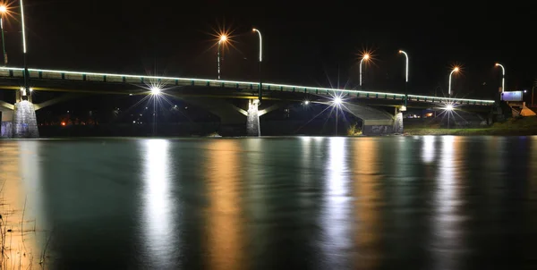 Ponte sobre rio noturno — Fotografia de Stock