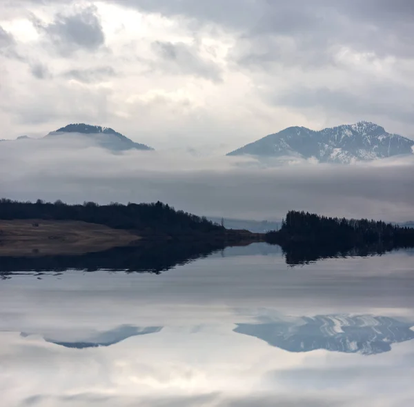 Mountan jezioro krajobraz — Zdjęcie stockowe