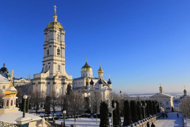 Kutsal Dormition Pochayiv Lavra sabah s çan kulesi