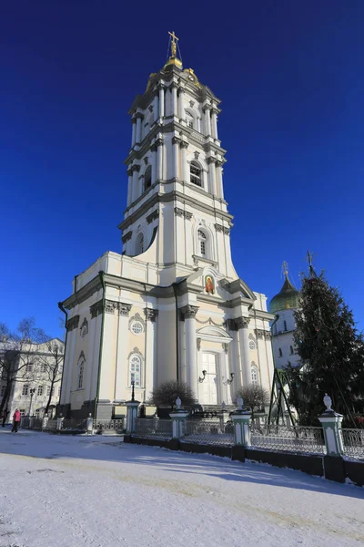 圣东正大 pochayiv 修道院的钟塔 — 图库照片
