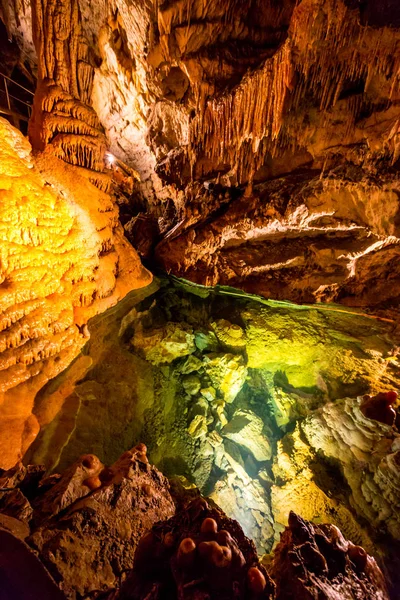 Água limpa no lago da caverna — Fotografia de Stock