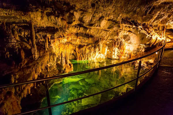 Lago uneground na caverna — Fotografia de Stock