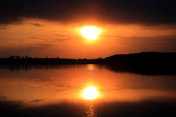 Ζεστό ηλιοβασίλεμα πάνω από το νερό — Φωτογραφία Αρχείου