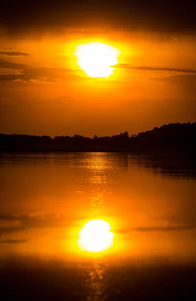 Puesta de sol sobre el agua del lago — Foto de Stock