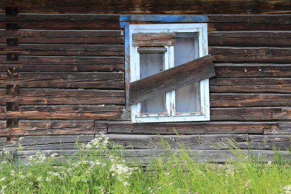 Gamla fönster trähus — Stockfoto