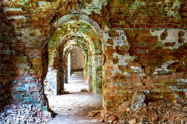 Ruine, maçonnerie rouge et vieux souterrain — Photo