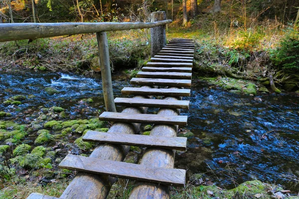 Puente de Woden sobre el río —  Fotos de Stock