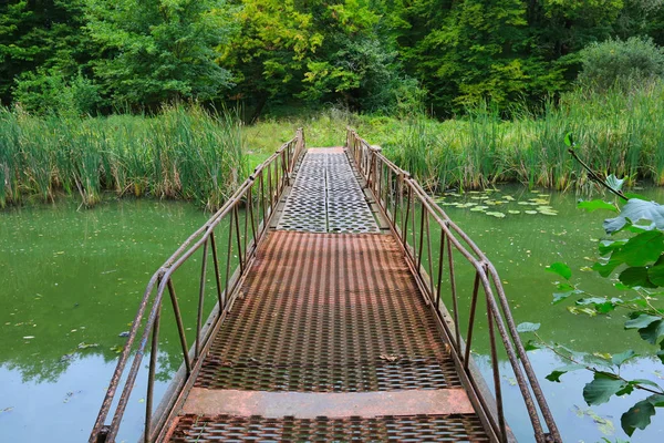 Vieux pont en acier rouillé sur la rivière — Photo