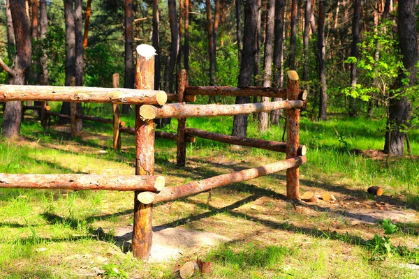 Drewniane ogrodzenia w lesie — Zdjęcie stockowe