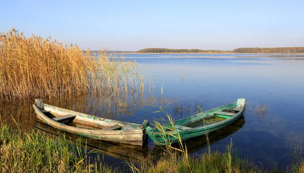 湖水上的木船 — 图库照片