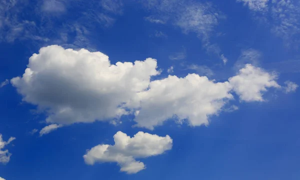 Nuages d'été dans le ciel bleu — Photo