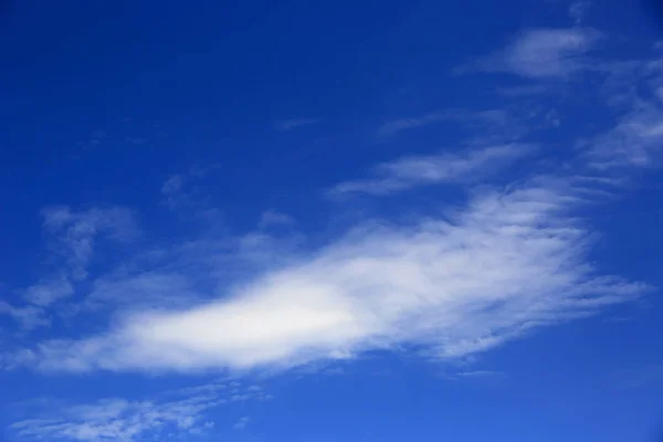 Nuvem no céu azul no verão — Fotografia de Stock