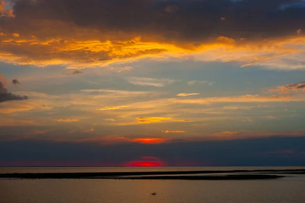 Deniz üzerinde dramatik günbatımı — Stok fotoğraf