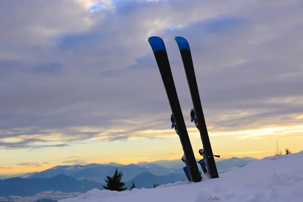 Sci di montagna sulla neve — Foto Stock