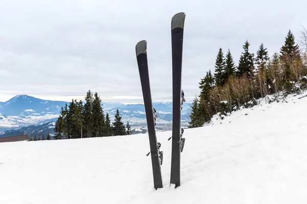 Mountain ski in snow — Stock Photo, Image