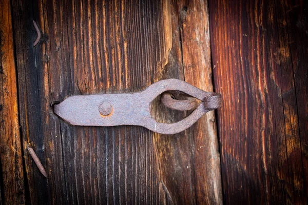 Old rusty latch on wooden door — Stock Photo, Image